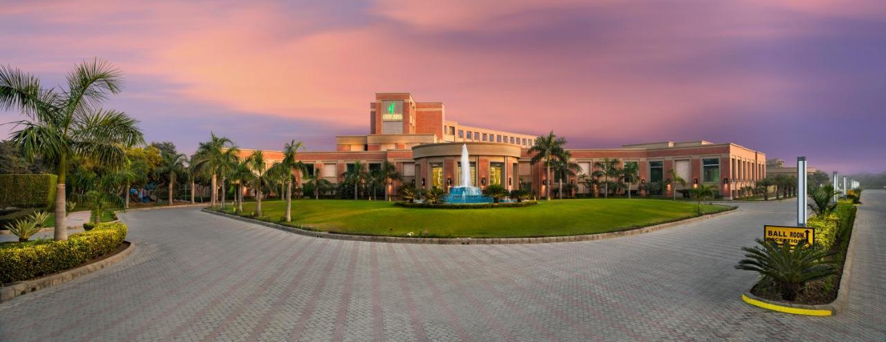 Nirvana Luxury Hotel L Ludhiana Buitenkant foto