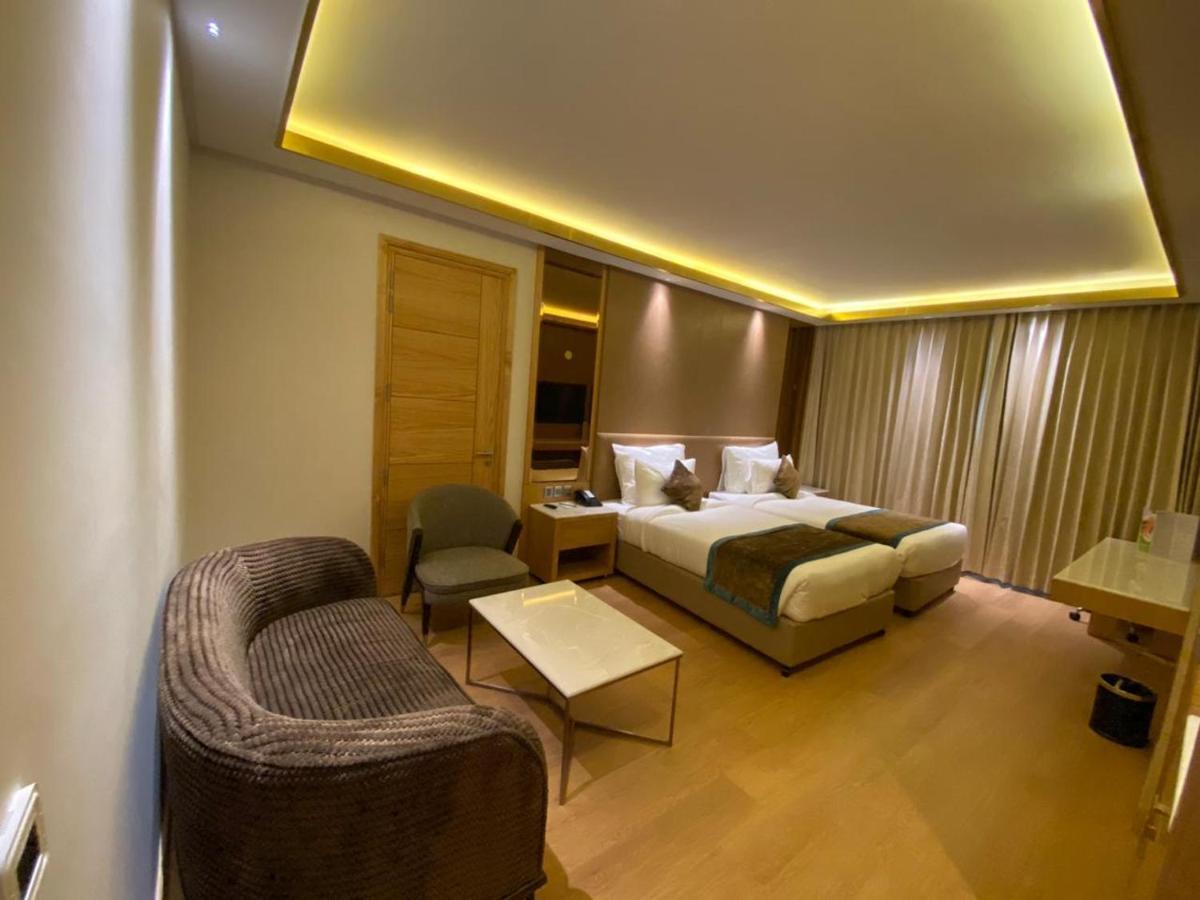 Nirvana Luxury Hotel L Ludhiana Buitenkant foto