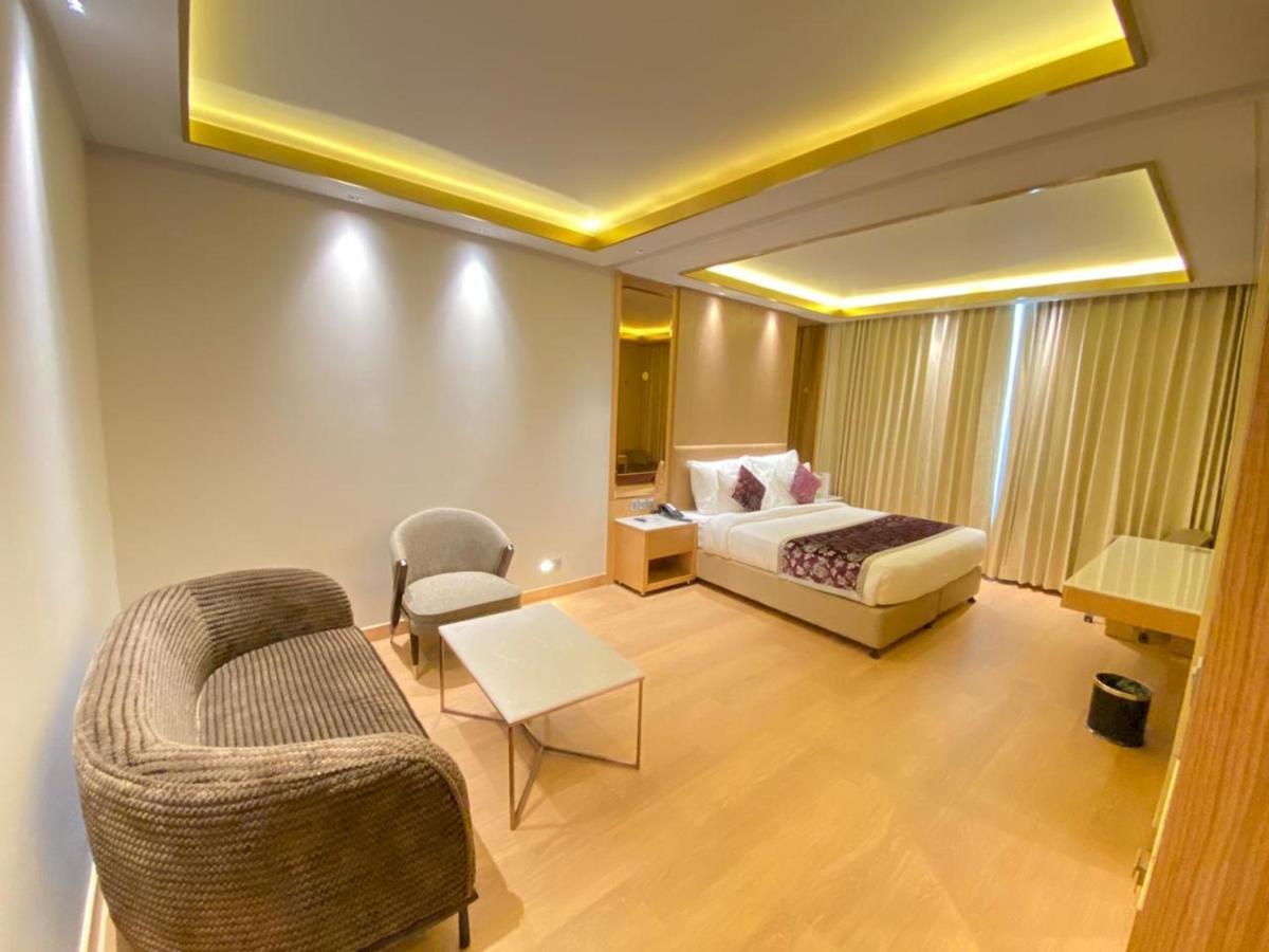 Nirvana Luxury Hotel L Ludhiana Buitenkant foto